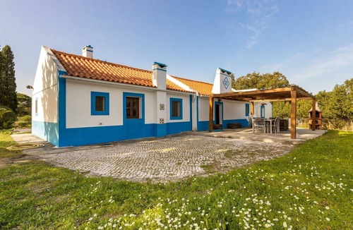 Sao Martinho Villa | Nice apartment in villa for 7 guests with A/C, WIFI, pool, TV and terrace
