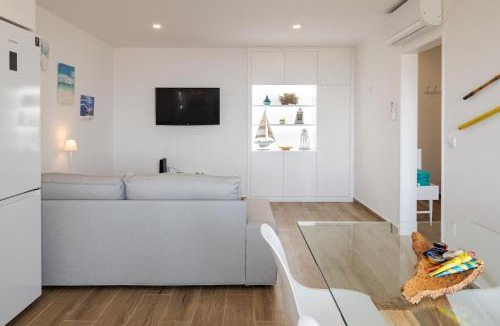 Carcavelos Apartment | Ocean View Balcony Carcavelos Beach 2-min Walk, AC