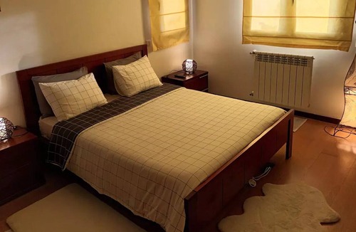Marvila House | Orange room