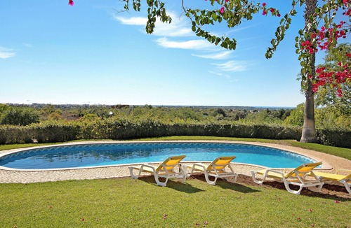 Cerro do Mocho Villa | Pet-friendly Casa do Barrocal with Pool & Wi-Fi