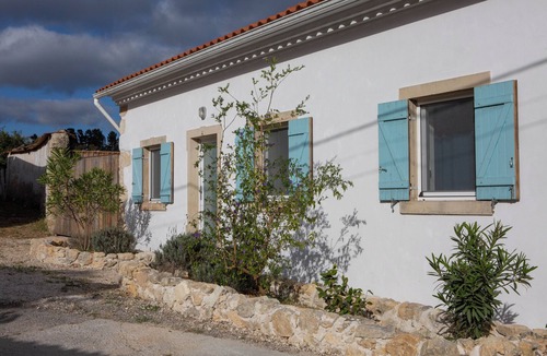 Tomar House | Quiet, stylishly renovated. Fantastic view of fruit trees and cork oaks.