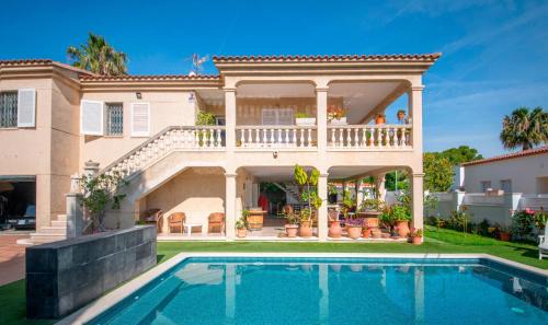 Comarruga Villa | R153 - Espaciosa Villa con Piscina Privada en Coma
