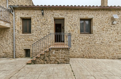 Pujals dels Pagesos Apartment | Room 'Mestral' with Shared Pool, Wi-Fi and Air Conditioning