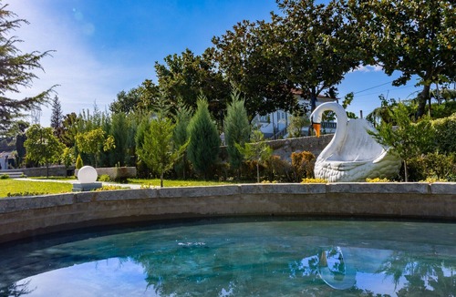 Ronfe House | Serena House Holiday Home with Private Jacuzzi in Guimarães
