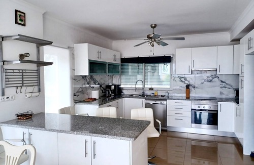 Portimao Villa | Spacious 6-bedroom villa in charming Portimão with AC and pool