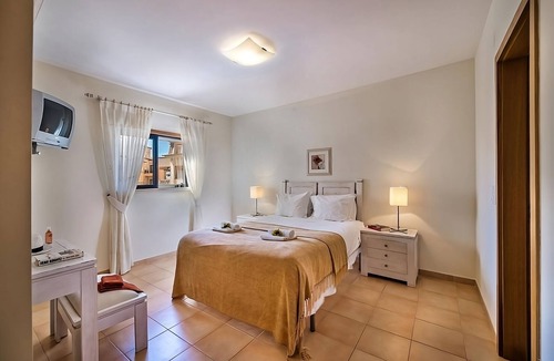 Praia da Luz Hotel | Spacious and Fully-furnished 3BR Apartment! Free Parking and 3 Swimming Pools!