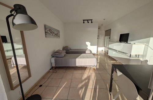 Saint-Raphael Apartment | Studio Proche Plage et Commerces - Climatisé, Parking, Wi-Fi