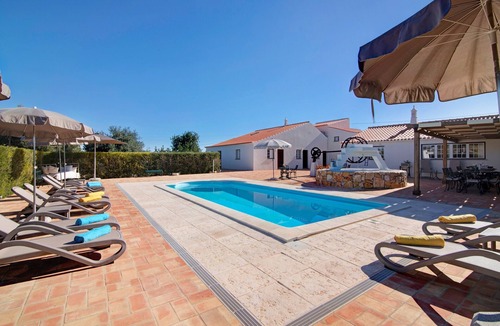 Moncarapacho e Fuseta House | Vacation Home 'Villa Oliva AL - T4' with Mountain Views, Pool, Sunny Terrace, Wi-Fi & A/C
