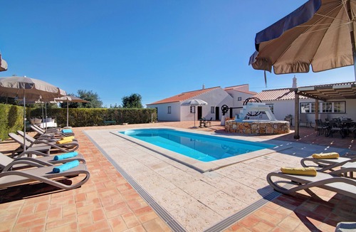 Moncarapacho e Fuseta House | Vacation Home 'Villa Oliva AL - T4' with Mountain Views, Pool, Sunny Terrace, Wi-Fi & A/C
