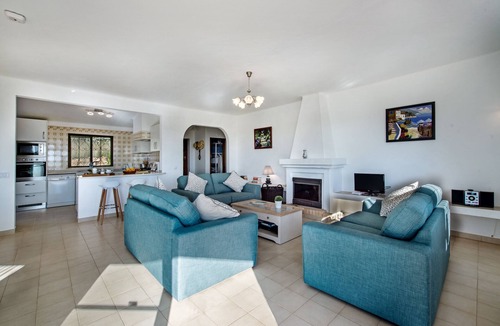 Silves Villa | Villa Susana ~ Heated Pool* ~ Fast Wi-fi ~ 6 + 4 cots - Booking 2027 & 2028 NOW!