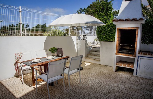 Ericeira Villa | Villa 'Da Lua' with Shared Pool, Wi-Fi and Air Conditioning