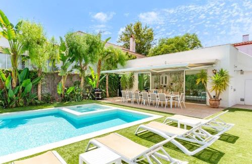 Sitges Villa | Villa De Los Leones in heart of Sitges by beach and town with AC & games