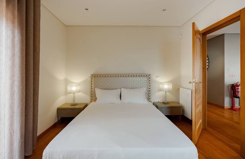 Gondomar Villa | Villa 'Jobim' with Private Garden, Wi-Fi and Air Conditioning