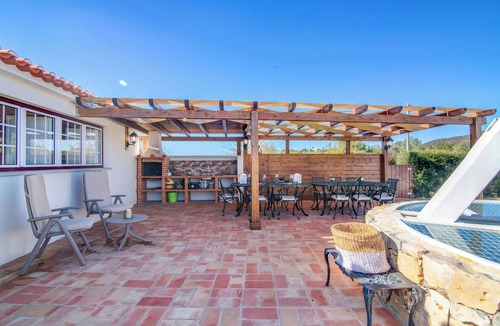 Moncarapacho e Fuseta House | Villa 'Oliva AL' with Nature Views, Pool, Garden, Terrace, Wi-Fi & AC