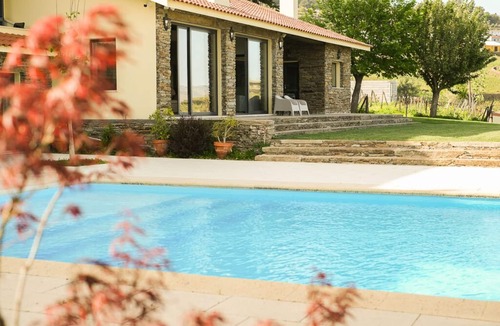Peso da Regua Cottage | Villa overlooking the Douro River with Swimming Pool and Tennis Court