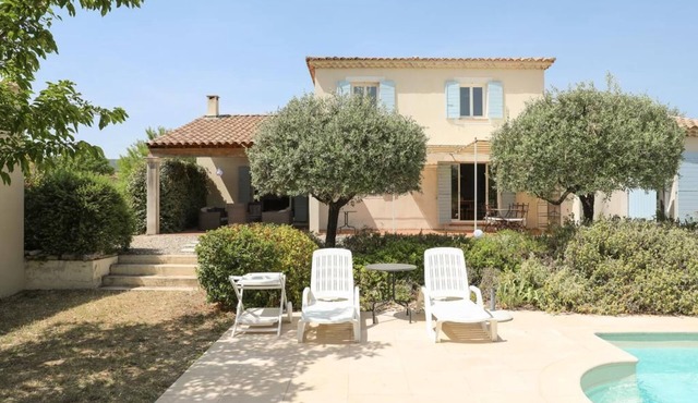 A quiet, family-friendly vacation home for 6 to 10 people. in Cabrieres d' Avignon