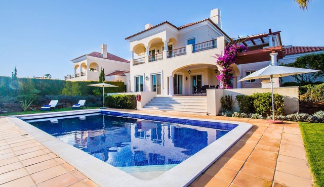 A villa where comfort meets elegance in the Algarve. in Vila Nova de Cacela