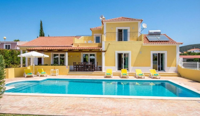 Amapola in Quelfes with 4 bedrooms and 4 bathrooms in Quelfes