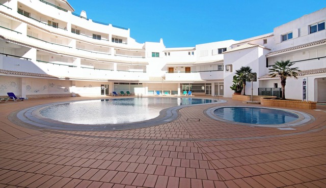 Apartamento Nautilus with Sea View, Pool, Wi-Fi, A/C & Garden in Armação de Pêra