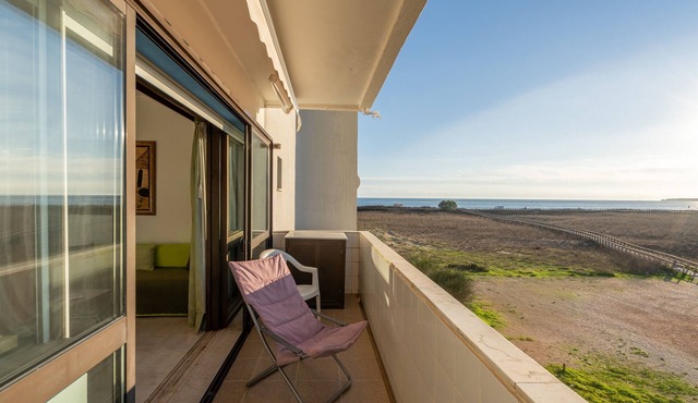 Apartment 'Alvor Beach Front Line Bay' with Sea View, Wi-Fi and Air Conditioning in Alvor