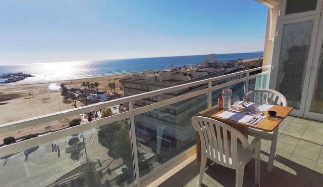 Apartment in front of the sea, with panoramic view. Center. in Coma-ruga