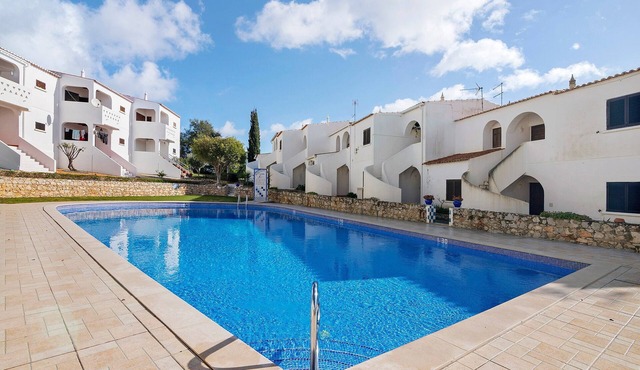 Apartment 'Moradia Das Gaivotas 6' with Shared Pool, Garden and Balcony in Alporchinhos