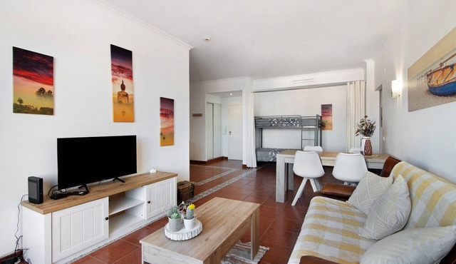 Apartment 'Oura Beach Cozy' with Balcony, Wi-Fi and Air Conditioning in Albufeira