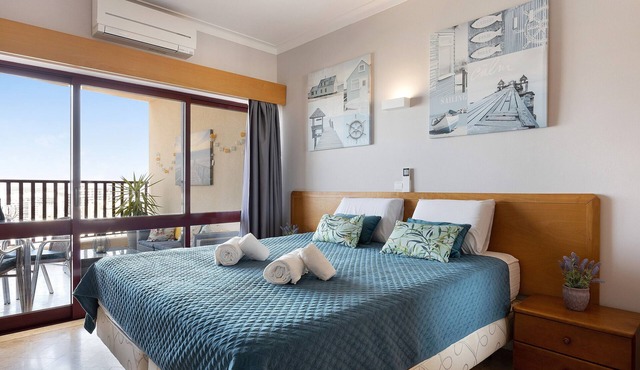 Apartment 'Sunny Escape' with Sea View, Wi-Fi and Air Conditioning in Portimão
