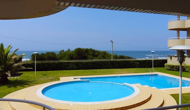 Apartment with direct access to swimming pool and beach, 10 minutes from Porto. in Vila Nova de Gaia