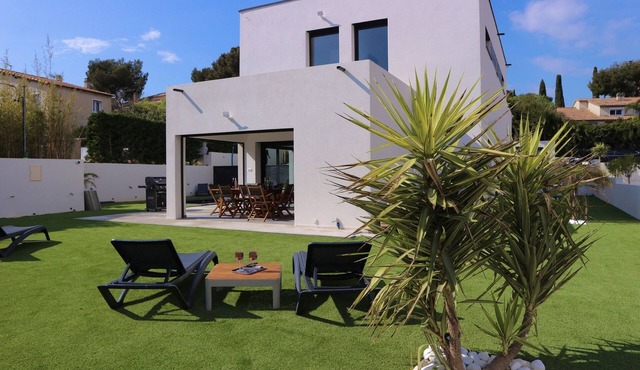 ARCHITECT-DESIGNED VILLA, 5-star rated, 200 m², 800 m from the ocean, swimming pool, sauna, and jacuzzi in Bandol