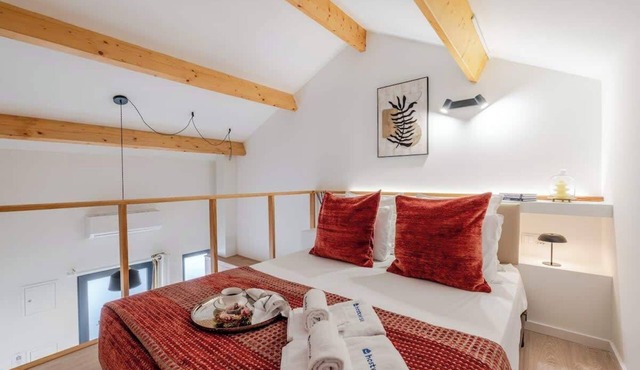 Authentic Studio 6 with Terrace by HostWise in Porto