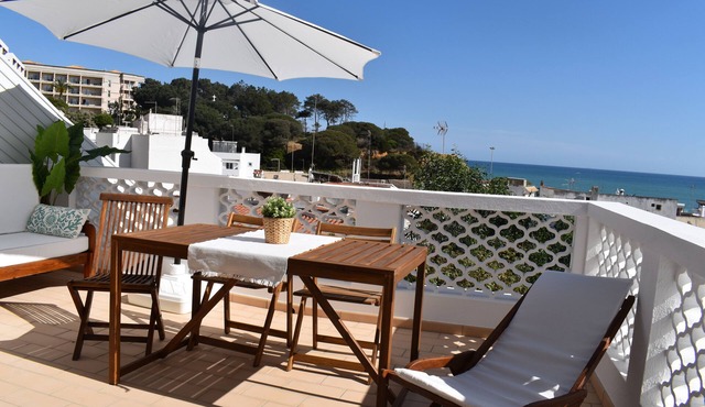 Balcony to the sea 200 m from the beach in Olhos de Agua