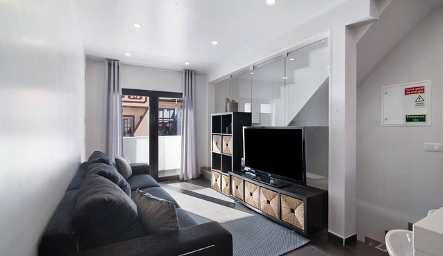 Be Glow Home with Terrace, Balcony & Wi-Fi in Alvor