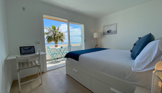 Beachfront Home · 5 Steps to the Sand · Large Private Terrace with Pergola · AC in Cunit