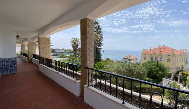 Beachfront T4 Holiday House in Cascais
