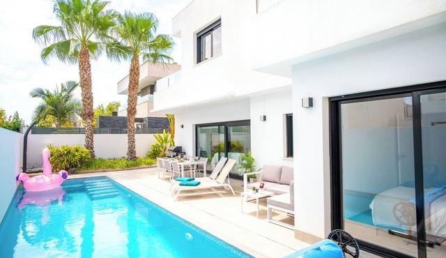 Beautiful villa with pool within walking distance to the beach and restaurants. in San Pedro del Pinatar
