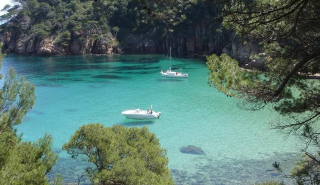 *Beautiful apartment, just 20 meters from the promenade of Sa Tuna beach, in Begur. Enjoy in Begur