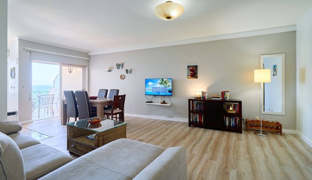 Beautiful Dean Apartment with a Stunning Ocean View and Garage in Armação de Pêra