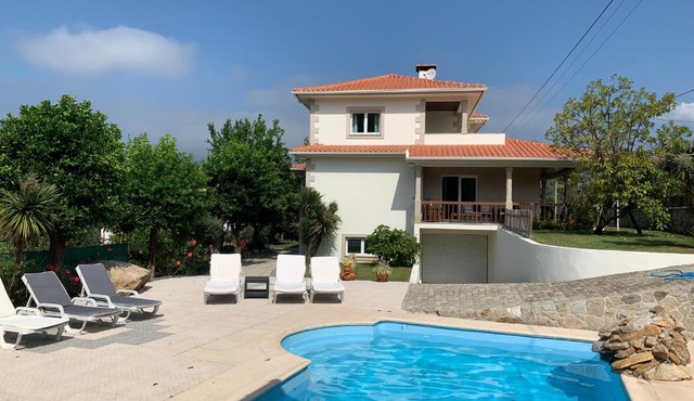 Beautiful detached villa with private pool, Fibre Wi-fi, garden, games room & BBQ in Terras de Bouro