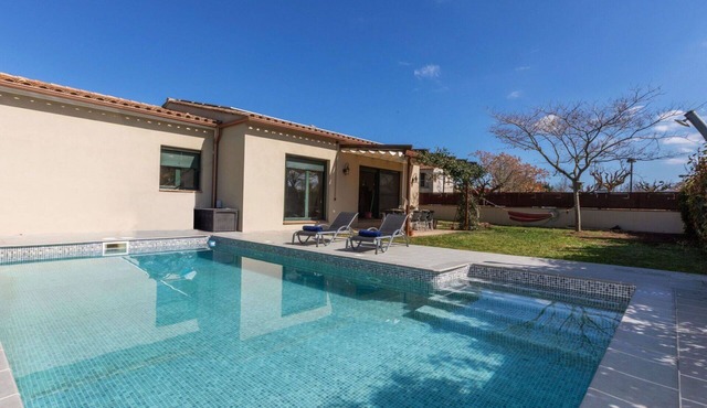 Beautiful private villa for 8 guests with WIFI, A/C, private pool, TV, patio and pets allowed in Ullastret