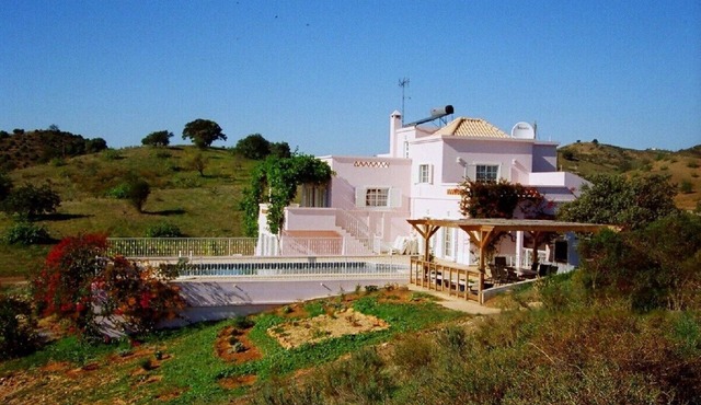 Beautiful, spacious villa with solar pool & games room in castro marim