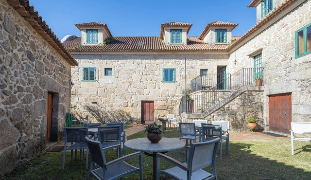 Bed and Breakfast 'Casa Rectoral Habitacion Triple 2' with Shared Pool, Shared Terrace and Wi-Fi in Tui