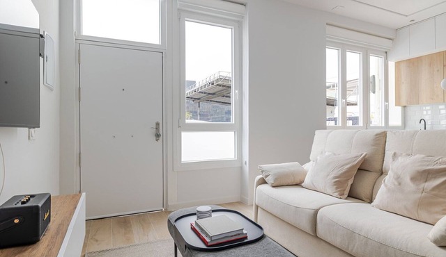 Blueground | Castilla, AC & w/d, nr Retiro in Madrid
