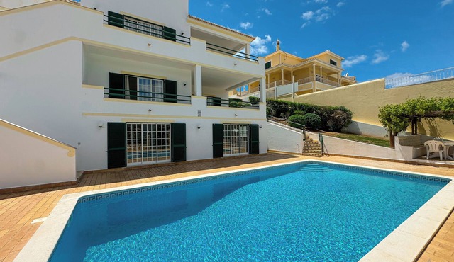 BnB Homes Villa Verde with 4 bedrooms Pool, Marina View, BBQ & Landscape garden in Albufeira