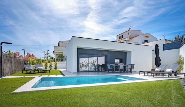 Bright Spacious House | Swimming Pool by HostWise in Porches