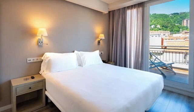 Bright Studio w/Laundry Area & Kitchen | Near Guggenheim – 11-Min Walk in Bilbao