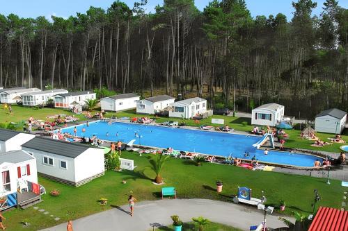 Bungalow with Shared Pool in Pataias + 30 m² + Pool. in Alcobaca