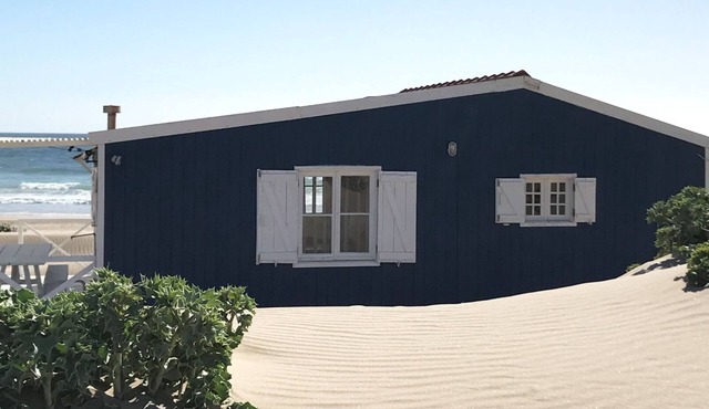 Cabana Azul is a beautiful beach cabin facing the Atlantic. in Costa da Caparica