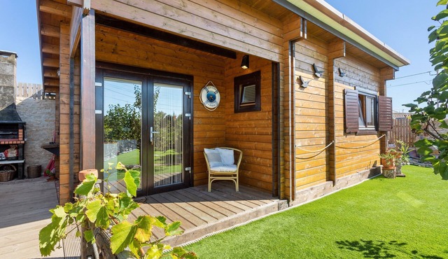 Cabin 'Pátio do Pescador' with Private Terrace, Private Garden, and Wi-Fi in Peniche