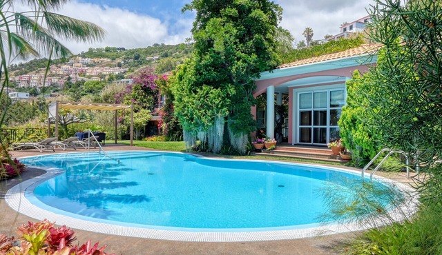 Casa das Bromélias, a Home in Madeira in Funchal